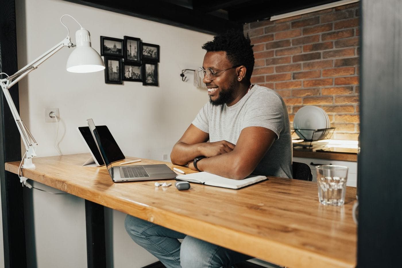 Un homme souriant qui travaille sur son portable