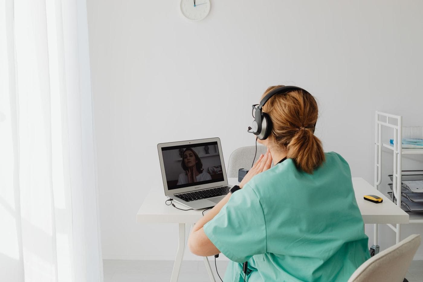 Une infirmière en consultation vidéo