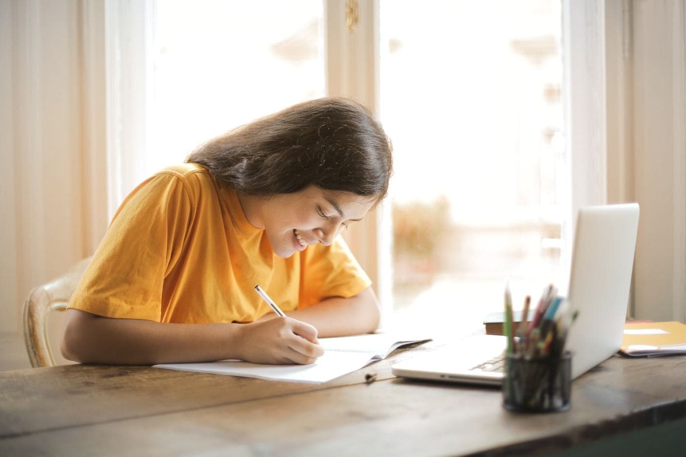 Une jeune femme concentrée devant son portable