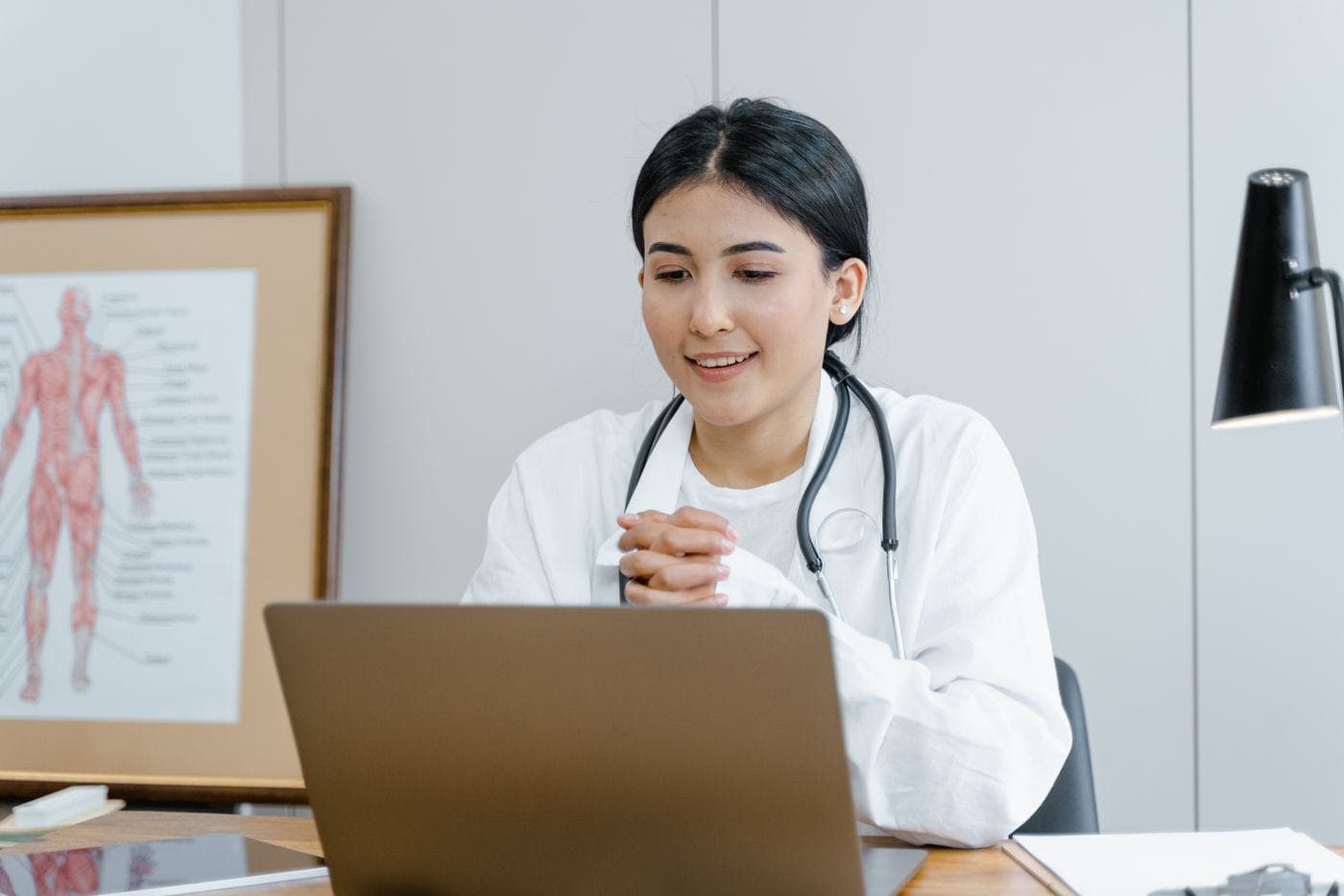 Une professionnelle de la santé souriante en consultation vidéo