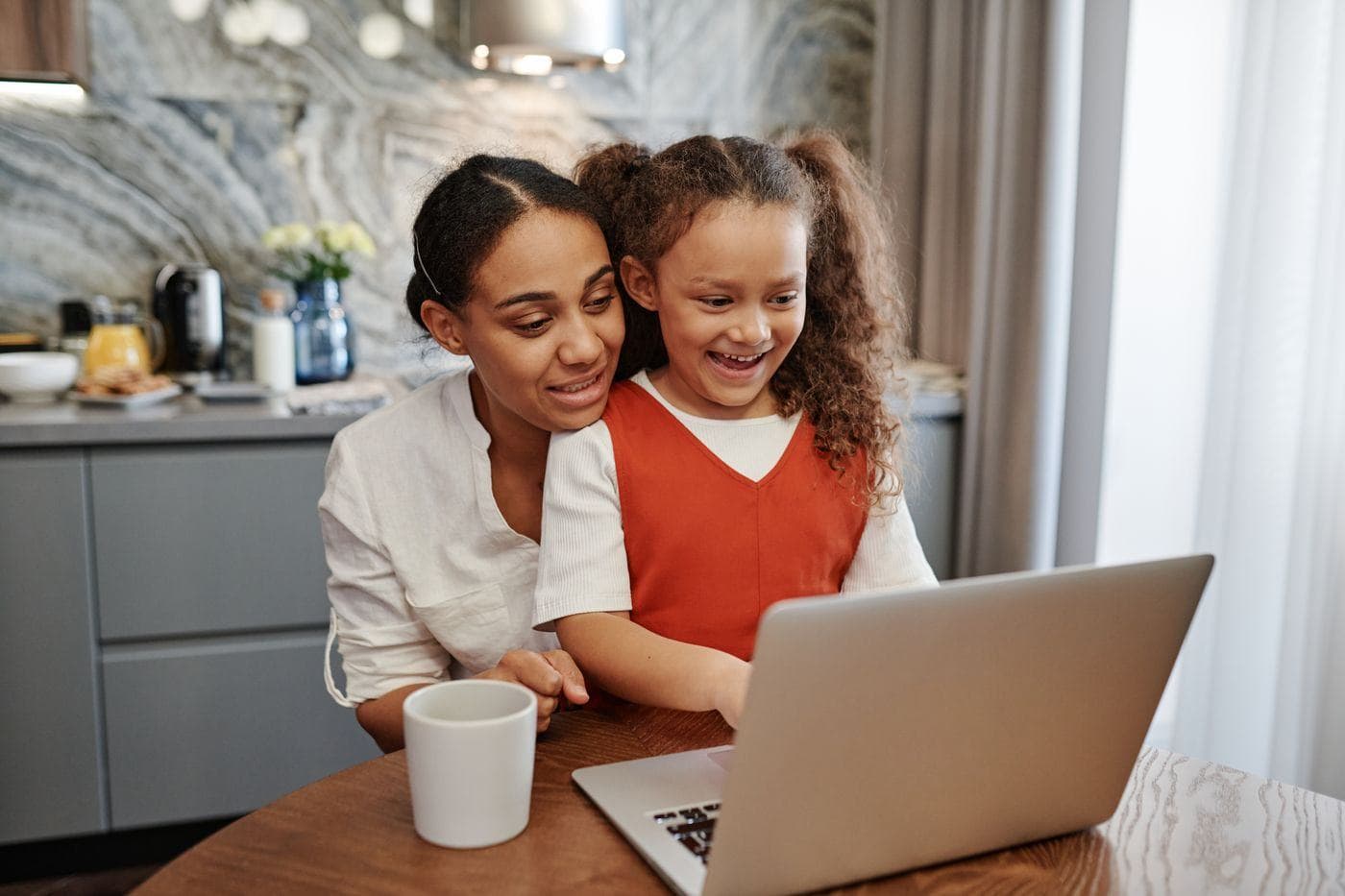 Une mère et sa fille répondent au questionnaire