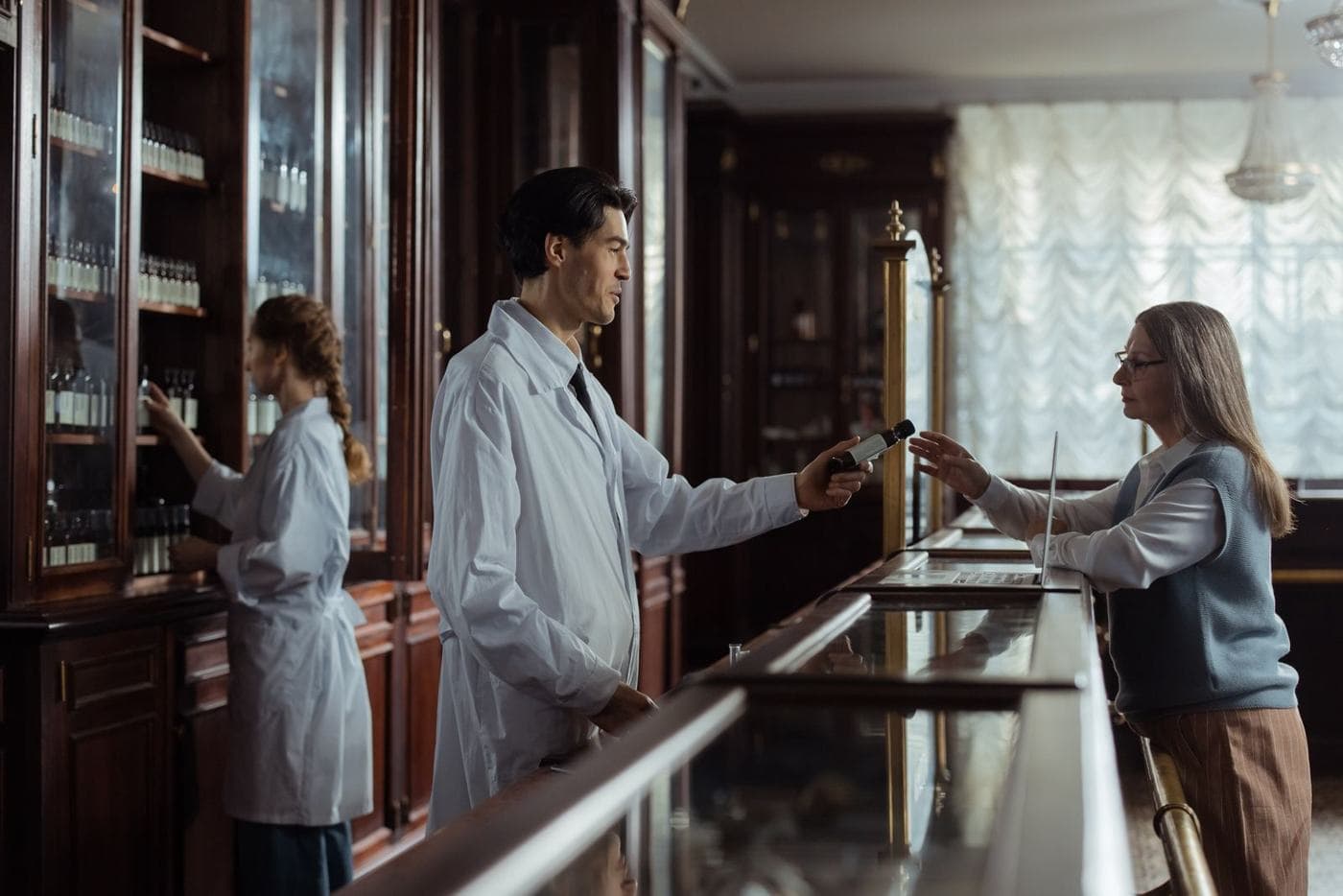 Un pharmacien remet un médicament